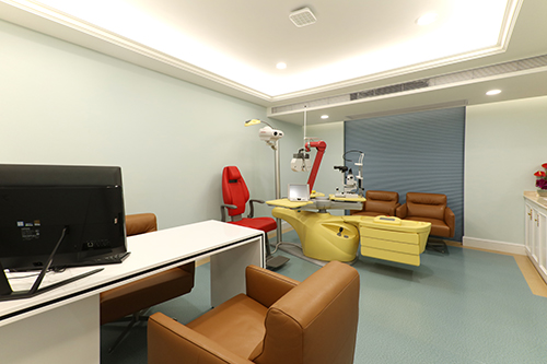 明视康眼科医院执行院长赵霞,引领着来访者们行走在一层层的诊疗室间