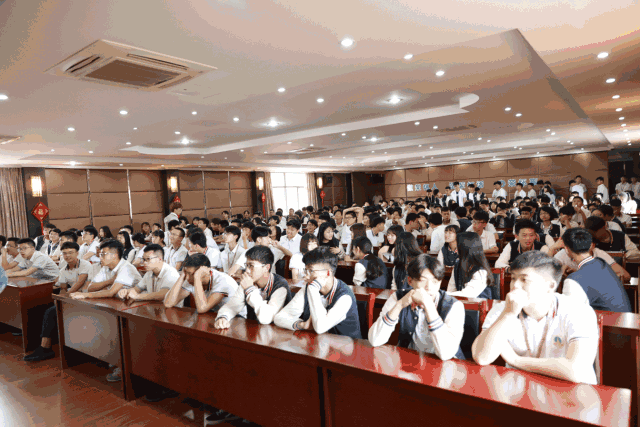 坐在大会议室听讲座的男生女生们,那一张张脸庞闪耀着朝气蓬勃智慧